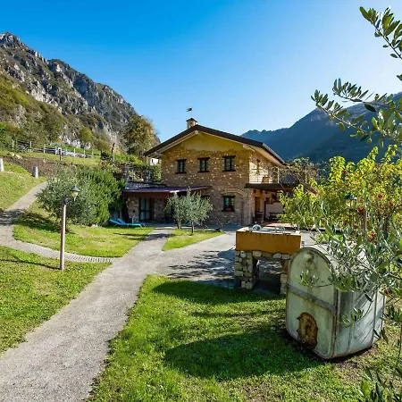 Chalet In Lombardy With View בקתה מארונה